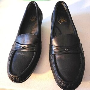 SAS Tripod Black Leather Slip On Women's Loafer 6M